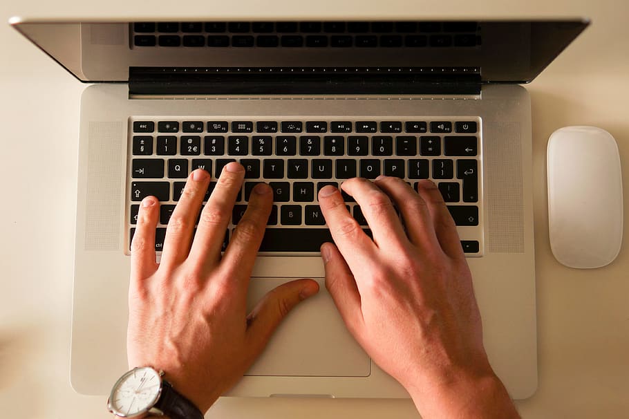 macbook, laptop, počítač, technologie, klávesnice, ruce, psaní na stroji, myš, kancelář, lavice, pracovní
