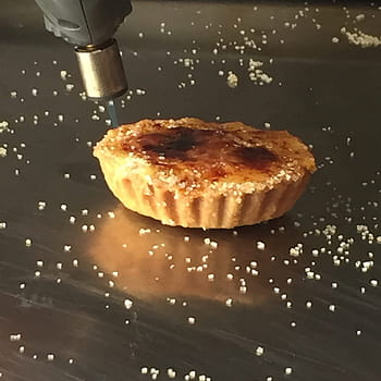 brûlée tart, creme brûlée, tartlet, dessert, baking, culinary, pastry, sugar crust, kitchen tool, culinary art, sweet treat