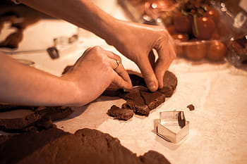 Pan di zenzero, biscotti, cottura al forno, Natale, vacanze, festivo, mani, cucina