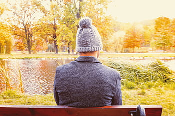 giovane, uomo, seduta, panchina, parco, autunno