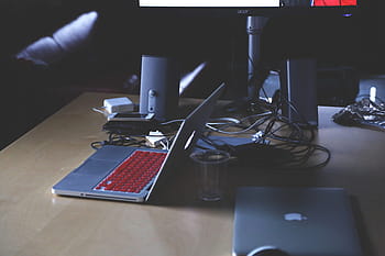 bærbare datamaskiner, datamaskiner, høyttalere, ledninger, teknologi, skrivebord, kontor, virksomhet