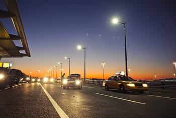 Coches, pasando, carriles de peaje, tarde, azul, punto de control, dirección, entrada, puerta, autopista, luz