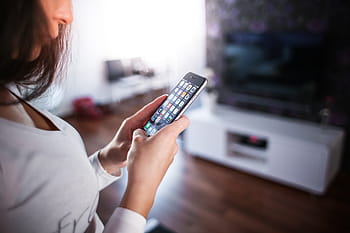 mãos de meninas, morena, apartamento, casa, iphone, sala de estar, millennials, móvel, pessoas, espaço para texto, smartphone