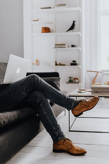 homem, trabalhando, apartamento scandi, pernas, interior, mínimo, minimalista, design de interiores, sofá, mesa de café, branco