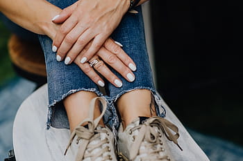 fechar, detalhes de moda, -, elegante, jovem, mulher, fêmea, pernas, branco, mãos, ouro