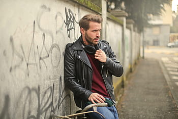 白人男性、 着ている、 レザージャケット、 ジーンズ、 自転車、 30〜35歳、 アダルト、 ハッピー、 ジャケット、 傾いている、 音楽