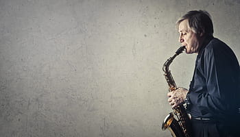 střední, letitý, muž, hraní, saxofon, šedá, pozadí zeď, 50-60 let, umění, umělec, kapela