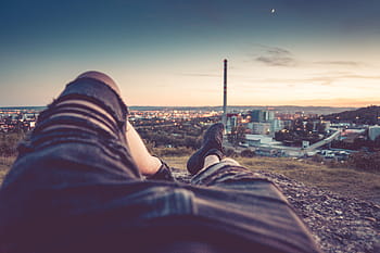 Joven, hombre, escalofriante, disfrutando, vista del paisaje urbano de noche, niño, relajarse, ciudad, paisaje urbano, paisajes urbanos, tarde