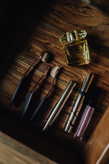 maquillaje, elementos esenciales de belleza, mujer, botella, belleza, glamour, cosméticos, cepillo, cajón, perfume, brillo de labios