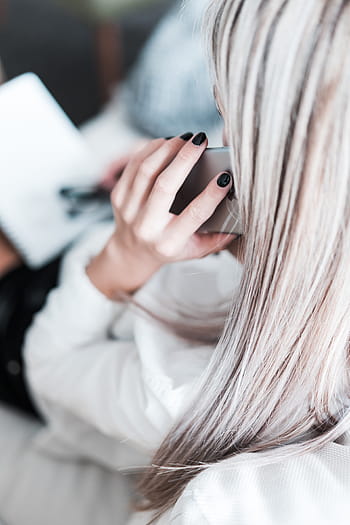 mujer de negocios, llamadas, teléfono, uñas negras, rubia, negocios, contacto, empresario, manos, trabajo, millennials