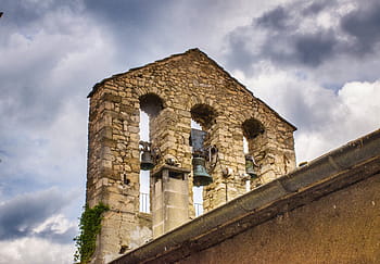 klokkentoren, geveltop, eglise, middeleeuws, oude, oud, versleten, geplaveide, kerkklokken, golvende wolken, lurs