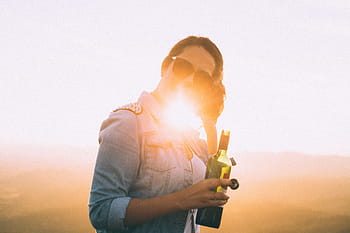 žena, hospodářství, láhev vína, víno, červené víno, napít se, alkohol, sluneční brýle, letní, šťastný, usměj se