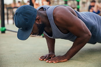 mladý, africký muž, nošení, víčko, push-up cvičení, 25-30 let, dospělý, Afričan, vejít se, podlaha, jedna osoba