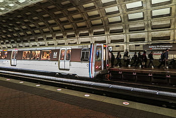 vlaky, přijíždějící, odchodu, stanice metra dc, jezdců, plošina., oblouk, dojíždět, plošina, stanice, Washington DC.