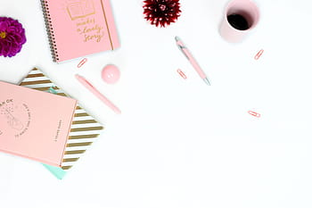 Arbeitsplatz, Schreibtisch, feminin, Anmerkungen, Notizbücher, Tagebuch, Stifte, rosa tasse, rosa Tagebuch, goldenes Tagebuch, gestreiftes Tagebuch