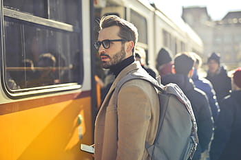 hezký, vousatý, mužský, batohem, batoh, čeká, tramvajová zastávka, 30-35 let, dospělý, stravování, dav