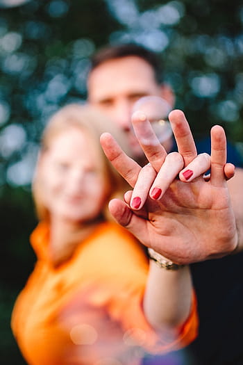 jovem, casal, exploração, mãos, ao ar livre, pessoas, mão, de mãos dadas, amor, romântico, juntos