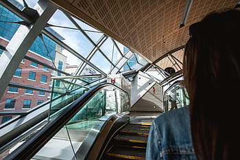 donna, scale mobili, stazione della metro