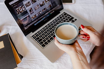 mujer trabaja, escritorio, computadora portátil, taza, café, macbook, computadora, trabajo, estudio, oficina en casa, oficina