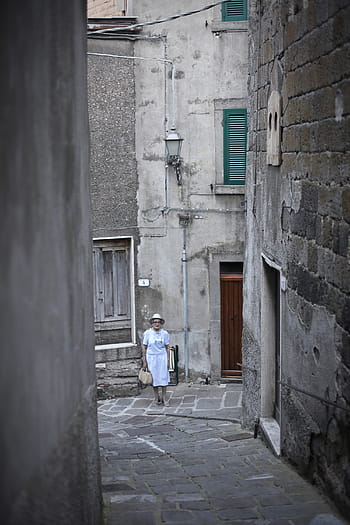 tua, wanita, berjalan, jalan batu, castel del piano, italia, 55-60 tahun, antik, jalan batu castel del piano, satu wanita saja, pariwisata