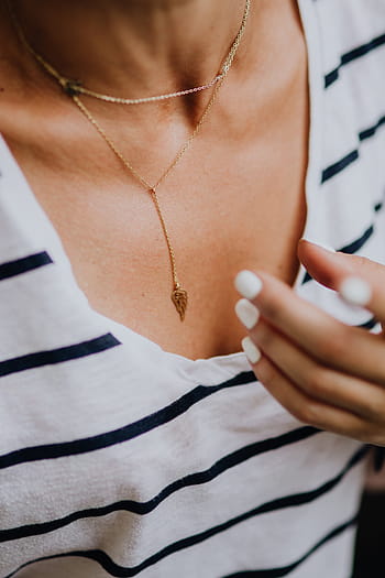 fechar, detalhes de moda, -, elegante, jovem, mulher, fêmea, pernas, branco, mãos, ouro