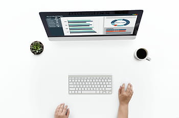 bedrijf, koffiekop, computer, gegevens, bureau, desktop, flatlay, handen, kamerplant, informatie, toetsenbord