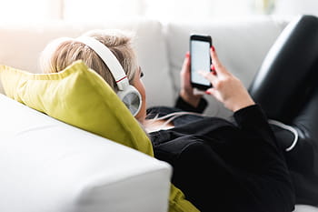 mulher, escutando, música, sofá, quarto, fones de ouvido, casa, postura, móvel, pessoas, telefone