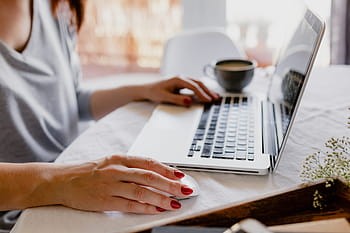 mujer trabaja, escritorio, computadora portátil, taza, café, macbook, computadora, trabajo, estudio, oficina en casa, oficina