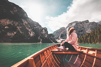 jovem, mulher, relaxante, barco a remo, &, desfrutando, natureza, aventuras, outono, linda, loira